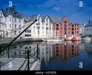 Waterfront edifici riflettono in Brosundet, Ålesund, Møre og Romsdal, Norvegia. Foto Stock