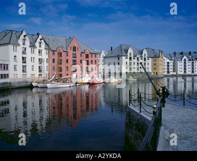Waterfront edifici riflettono in Brosundet, Ålesund, Møre og Romsdal, Norvegia. Foto Stock