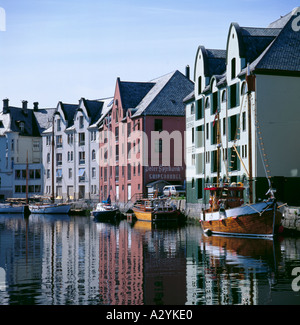 Waterfront edifici riflettono in Brosundet, Ålesund, Møre og Romsdal, Norvegia. Foto Stock