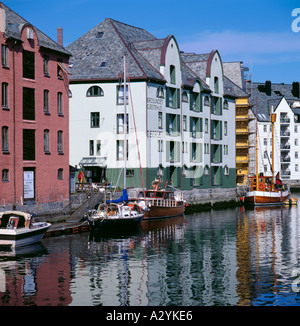Waterfront edifici riflettono in Brosundet, Ålesund, Møre og Romsdal, Norvegia. Foto Stock