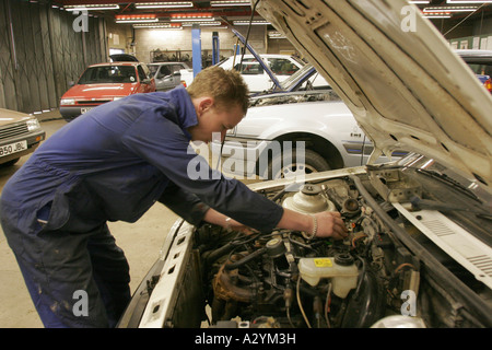 Autoveicolo Technology NVQ studente maschio a lavorare sulla vettura motore in sesta forma college workshop Foto Stock
