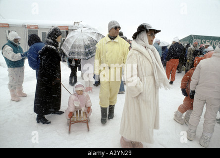 Gli spettatori a Horse Racing via a st moritz su un lago ghiacciato 1992 Foto Stock