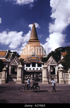 In Nakhon Pathom - una città appena fuori Bangkok - sorge il Phra Pathom Chedi - un tempio con i mondi più alto stupa, Thailandia Foto Stock