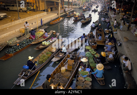 Il Damnern Saduak mercato galleggiante - uno degli ultimi mercati genuini nella periferia di Bangkok, Thailandia Foto Stock