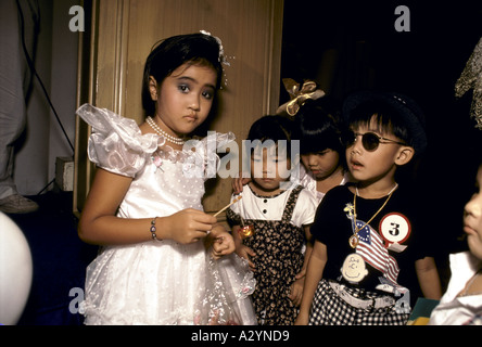 Modelli di bambino dietro le quinte a childrens fashion show sulla Giornata per i bambini a Bangkok Foto Stock