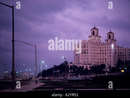 L'Hotel Nacional de Cuba (National Hotel di Cuba) al tramonto - un classico edificio bianco a l'Avana, Cuba Foto Stock