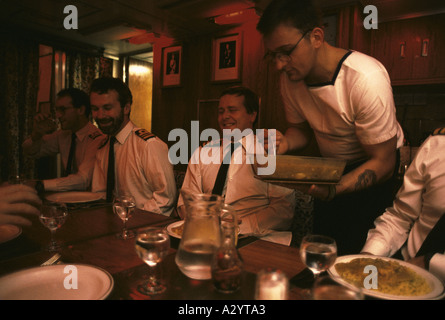 Equipaggio che serve la cena nella mensa ufficiali su un sottomarino Foto Stock