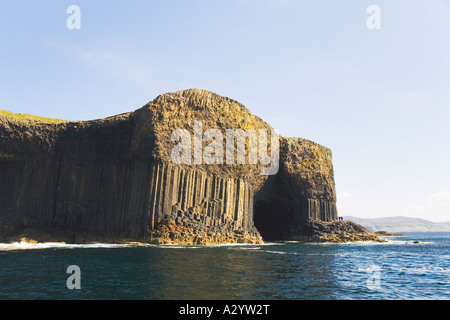 Isola di Staffa presa dal piacere Turistiche Gita in barca di isola in estate il sole al sole con cielo blu Argyll Scozia Scotland Foto Stock