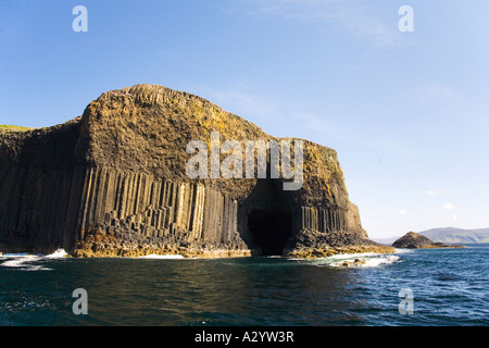 Isola di Staffa presa dal piacere Turistiche Gita in barca di isola in estate il sole al sole con cielo blu Argyll Scozia Scotland Foto Stock