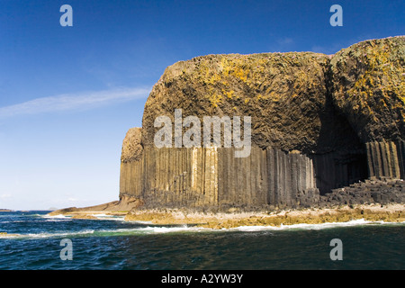 Isola di Staffa presa dal piacere Turistiche Gita in barca di isola in estate sole cielo blu di Argyll Ebridi Interne in Scozia Foto Stock