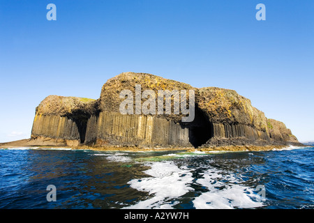 Isola di Staffa presa dal piacere Turistiche Gita in barca di isola in estate il sole con cielo blu di Argyll Ebridi Interne in Scozia UK Foto Stock