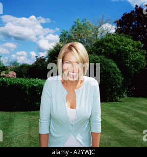 Donna bionda sorridente Foto Stock