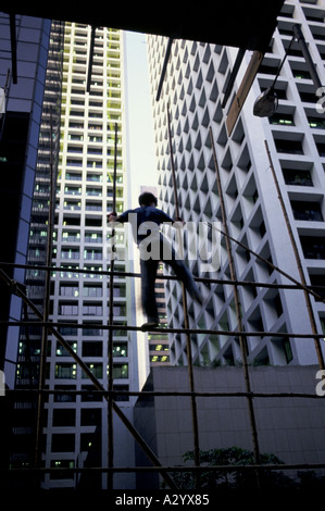 In Asia il bambù è spesso utilizzato come impalcatura come in questo hong kong sito di costruzione Foto Stock