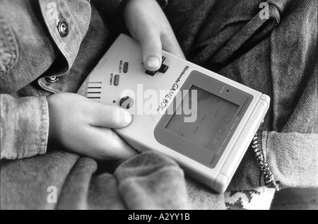 Bambini che giocano Nintendo Gameboy computer game 1992 Foto Stock