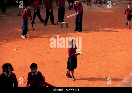 Alla progressiva amar jyoti la scuola dei bambini disabili a causa della poliomielite sono educati con grado bambini corposo Foto Stock