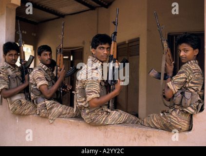 Il Tamil tiger commandos nella loro base a Jaffna Sri Lanka . Alcuni sono solo 12 anni Foto Stock