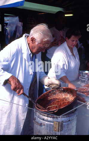 Arrosto di mandorle dolci all'Oktoberfest di Monaco di Baviera Baviera Germania Europa. Foto di Willy Matheisl Foto Stock