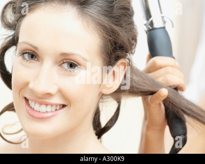 Donna con i suoi capelli arricciati Foto Stock