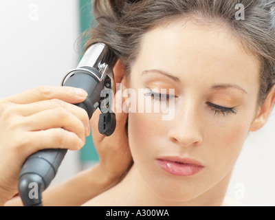 Modello avente i suoi capelli arricciati Foto Stock