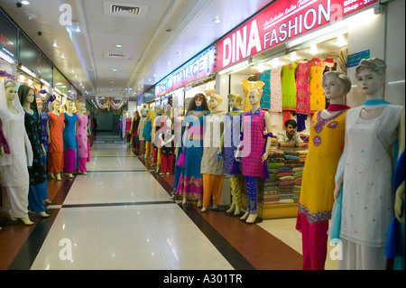 Mannequins schierate che visualizza le ultime mode nel Bashundhara City shopping mall a Dacca in Bangladesh Foto Stock