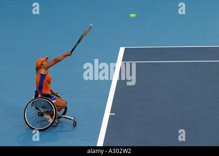 Sonja Peters di Paesi Bassi compete nel round di apertura del Womens Singles Tennis Tournament in Atene 2004 Paralimpiadi Foto Stock