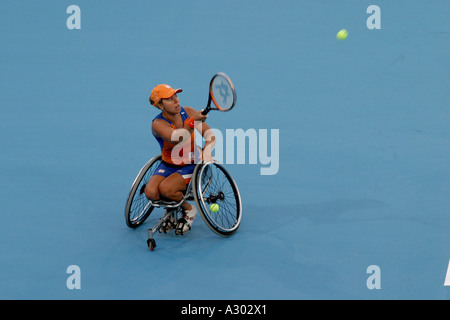 Sonja Peters di Paesi Bassi compete nel round di apertura del Womens Singles Tennis Tournament in Atene 2004 Paralimpiadi Foto Stock