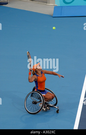 Sonja Peters di Paesi Bassi compete nel round di apertura del Womens Singles Tennis Tournament in Atene 2004 Paralimpiadi Foto Stock