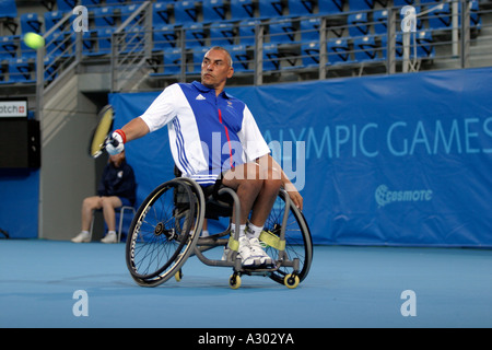 Peter Norfolk di Gran Bretagna compete in uomini singoli sedia a rotelle torneo di tennis in Atene 2004 Giochi Paralimpici Foto Stock
