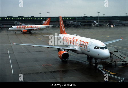 Bilancio Easyjet airline Airbus A319 all'Aeroporto Stansted di Londra, Essex, Regno Unito. Foto Stock