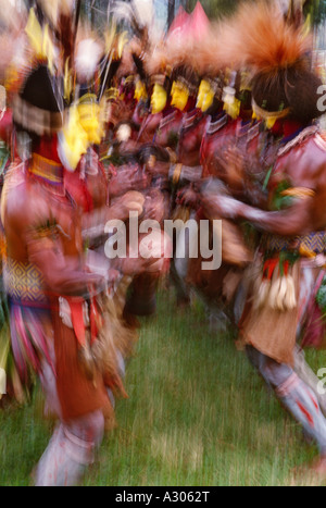 Huli wigmen battendo kundu tamburo e danze a cantare cantare Festival Mt Hagen Papua Nuova Guinea Foto Stock