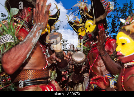 Huli wigmen battendo kundu tamburo e danze a cantare cantare Festival Mt Hagen Papua Nuova Guinea Foto Stock