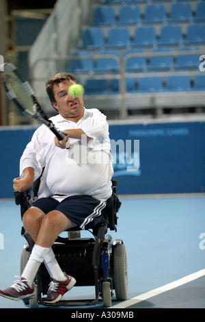 Nick Taylor della USA compete nel misto singles quad sedia a rotelle torneo di tennis con la medaglia di bronzo corrispondere durante la Atene 2004 Foto Stock