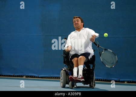 Nick Taylor della USA compete nel misto singles quad sedia a rotelle torneo di tennis con la medaglia di bronzo corrispondere durante la Atene 2004 Foto Stock