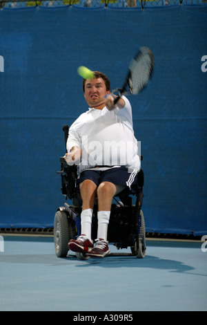 Nick Taylor della USA compete nel misto singles quad sedia a rotelle torneo di tennis con la medaglia di bronzo corrispondere durante la Atene 2004 Foto Stock