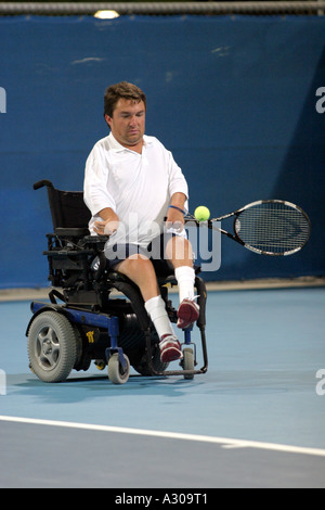 Nick Taylor della USA compete nel misto singles quad sedia a rotelle torneo di tennis con la medaglia di bronzo corrispondere durante la Atene 2004 Foto Stock