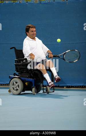 Nick Taylor della USA compete nel misto singles quad sedia a rotelle torneo di tennis con la medaglia di bronzo corrispondere durante la Atene 2004 Foto Stock