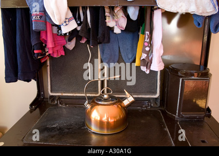 Il bollitore sulla stufa a legna Foto stock - Alamy