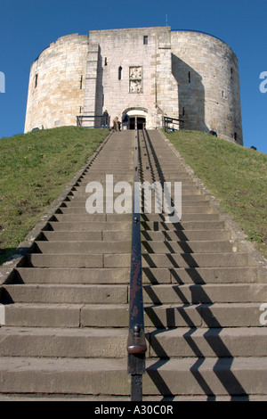 Le fasi che portano fino a la Torre di Clifford in York Foto Stock