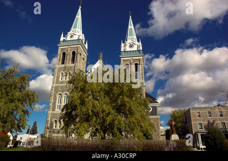Guardando le twin spired chiesa a Farnham in Estrie Quebec Foto Stock