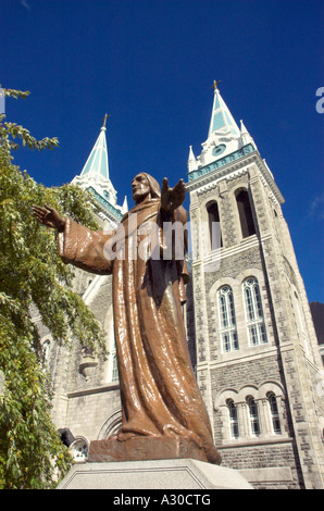 Guardando le twin spired chiesa a Farnham in Estrie Quebec con una statua di Gesù al di fuori Foto Stock