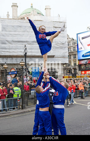 Maschio e femmina cheerleaders performanti a Londra il giorno di Capodanno Parade 2007 Foto Stock