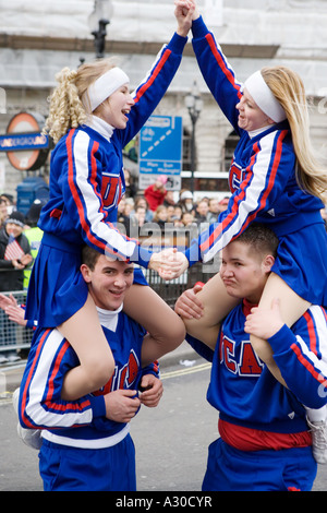Quattro cheerleaders performanti a Londra il giorno di Capodanno Parade 2007 Foto Stock