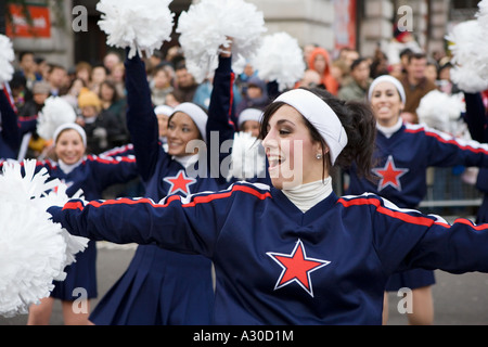 Cheerleaders performanti a Londra il giorno di Capodanno Parade 2007 Foto Stock