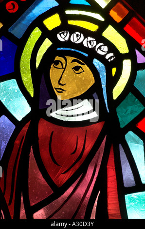 Una finestra di vetro colorato nella cappella presso il monastero benedettino di Abbaye de St Benoit du Lac in Estrie, Québec Foto Stock