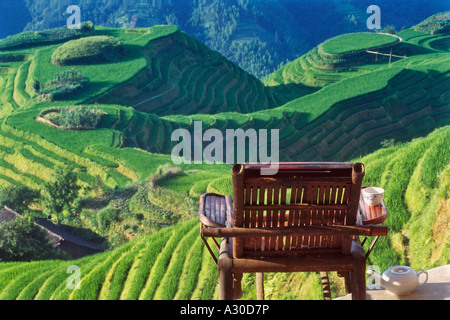 Una sedia di bambù che si affaccia su risaie a terrazze in montagna Longsheng provincia di Guangxi Cina Foto Stock