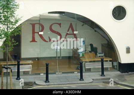 Royal Society of Arts & RSA segno osservato attraverso finestra curva in vetro con doppie porte al banco del ricevimento in un ingresso alla costruzione di Londra Inghilterra UK Foto Stock