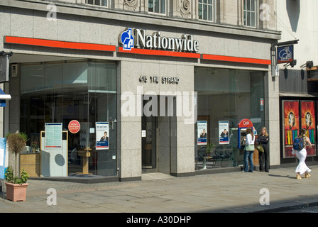 Finestre anteriori e ingresso ai locali della Nationwide Building Society persone che utilizzano il buco nella cassa ATM parete The Strand London England UK Foto Stock