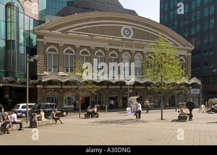 City of London Fenchurch Street Victorian train station terminal facciata di edificio in primavera la gente seduta all'aperto in cortile pavimentato England Regno Unito Foto Stock