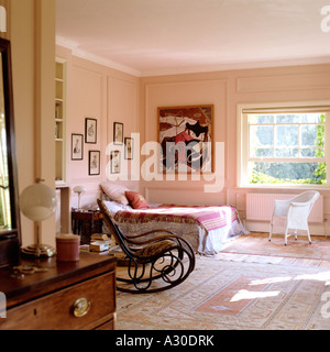 Camera Rosa con piolo e la sedia a dondolo in inglese country house Foto Stock