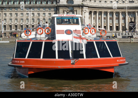 Il fiume Tamigi tour in barca la manovra verso il molo di Westminster con il vecchio county hall Acquario oltre Foto Stock